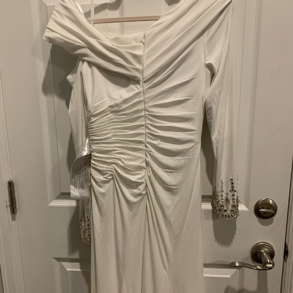 Mac Douggal Jeweled cuffs One-shoulder White Gown Sz 6 # - Picture 5 of 12